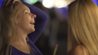 Seksi bayanlar müzik dans pistinde baştan çıkarıcı hamle yapmak flört partide