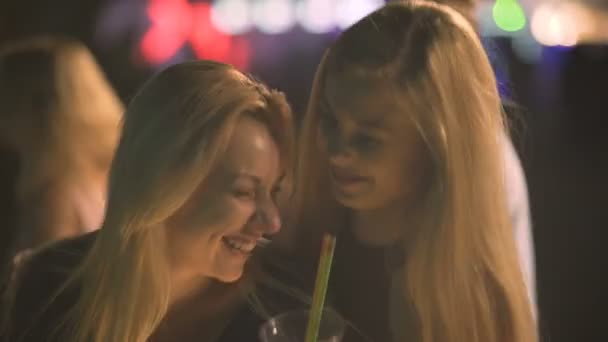Fêmeas bêbadas flertando na pista de dança, rindo e desfrutando de coquetéis alcoólicos — Vídeo de Stock
