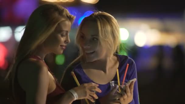 Felici belle ragazze che leggono messaggi su smartphone, sorridono e ridono, festa — Video Stock