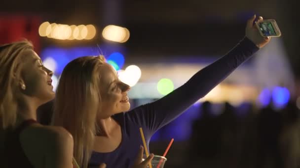 Vackra kvinnliga vänner som poserar för selfie på smartphone, ha kul på fest — Stockvideo