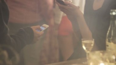 E-posta denetimi ve parti fotoğrafları çevrimiçi bloglar ve sosyal medya paylaşımı insanlar