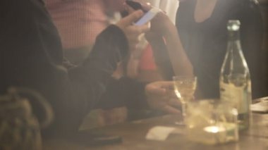 Partide akıllı telefon kullanan, iletişimi araçlarla değiştiren meşgul kişiler