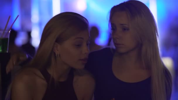 Συμπονετική νεαρή γυναίκα υποστηρίζοντας αναστατωμένος γυναίκα φίλος στο κλαμπ πάρτι — Αρχείο Βίντεο