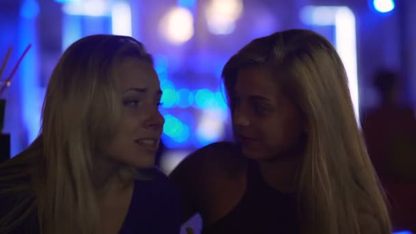 Aufgebrachte Frau weint, leidet unter Depressionen, Frau freut sich über das Problem ihres Freundes — Stockvideo