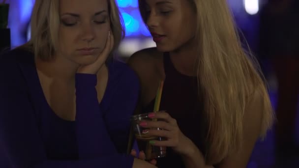 Молодая женщина поддерживает расстроенную подругу на вечеринке, депрессию после разрыва — стоковое видео