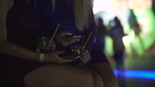 Jeunes femmes obsédées par l'utilisation de smartphones, addiction aux gadgets problème, fête — Video