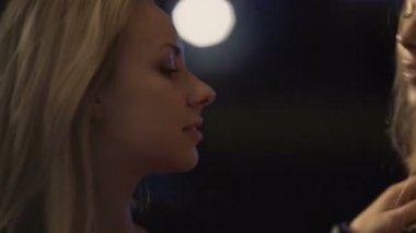 Tutkulu kadın petting kız arkadaşı nazikçe, lezbiyen çift müzik dans