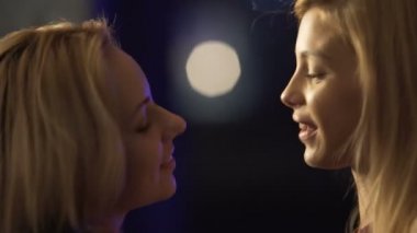 Gece kulübünde flört güzel kızlar, yüzleri gülümsüyor ile dans seksi bayanlar