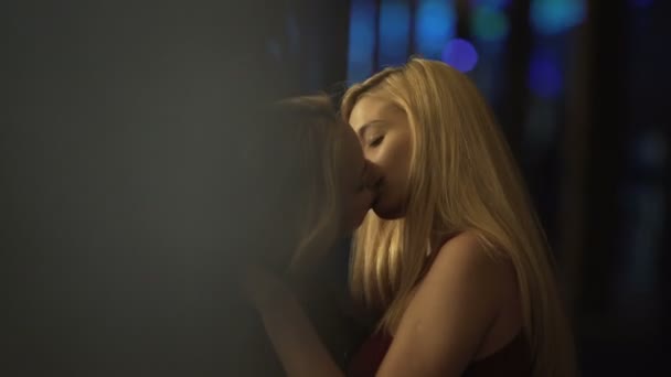 Pár vzrušených lesbiček, kteří vášnivě líbají a tančí na hudební večírek — Stock video