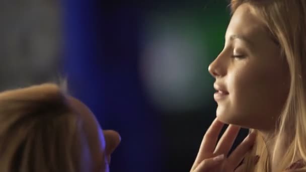 Leidenschaftliche Frau streichelt Freundin sanft, lesbisches Paar tanzt zu Musik — Stockvideo