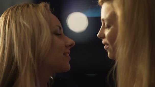 Schöne Mädchen flirten im Nachtclub, sexy Damen tanzen mit einem Lächeln auf den Gesichtern — Stockvideo
