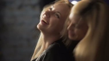 Seksi kız homoseksüel çift baştan çıkarıcı dans, yavaşça birbirlerine dokunmadan