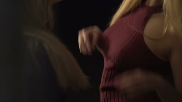 Paar verleidelijke dames dansen, flirterige meiden bewegen sexy lichamen naar muziek — Stockvideo