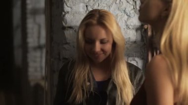 Tütün duman ve konuşan parti, kötü sağlıksız alışkanlık, teneffüs edilmesi genç bayanlar