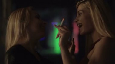 Diskoda dans, Sigara, Sigara sarışın kızlar davranış provoke heyecanlı