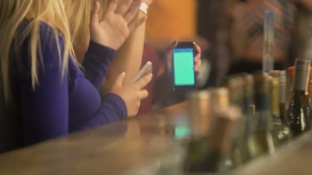 Schöne Frauen mit Gadgets in der Hand, Mädchen, die Spaß haben, tanzen zu Musik an der Bar — Stockvideo