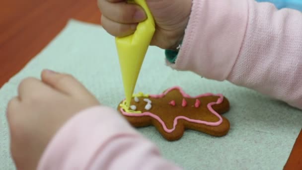 Kind versieren van peperkoek met glaze op bakkerij school, interessante hobby — Stockvideo