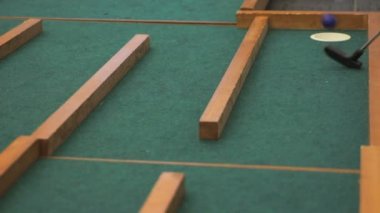 Kalıcı kişi mini golf topu deliğe, rulo çalışıyor asla verme kavramı
