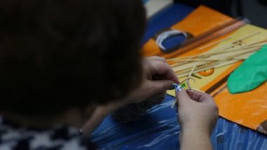 Mandala yapma ve sanat okulda, el sanatları dersleri, yaratıcılık rahatlatıcı Bayan
