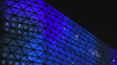 Alışveriş ve Eğlence Merkezi, güzel mavi aydınlatma cam dış üzerinde