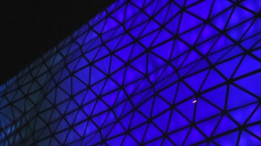 Bina, Noel ruh hali üzerinde büyük alışveriş merkezi, mavi aydınlatma LED aydınlatma