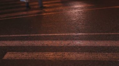 Yayalar, karşıdan karşıya geçerken araba trafik sıkışıklığı, gece kentsel yaşam sıkışmış.