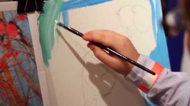 Enfant peinture oiseau avec peinture à l'huile, dessin sur toile, art et artisanat leçon — Video