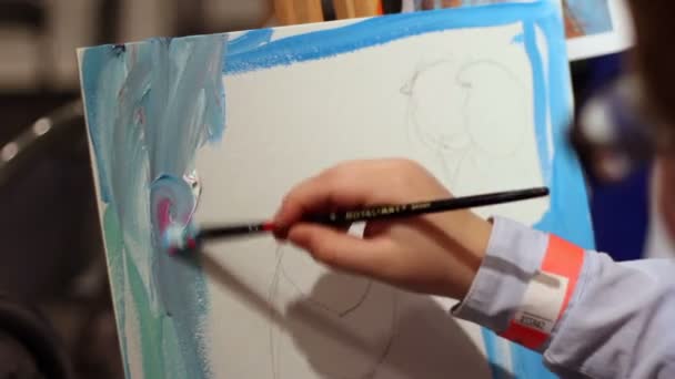 재미 있는 취미 미술 학교에서 캔버스에 푸른 하늘 그림 재능 있는 아이 — 비디오