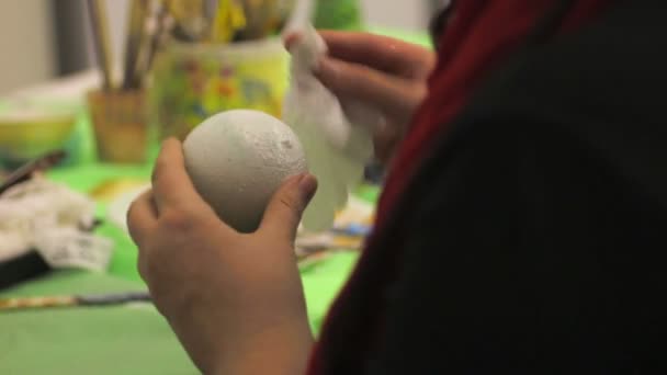 Gelecekteki Noel oyuncak, aşırı boya kurutma erkek DIY, el sanatları dersleri — Stok video