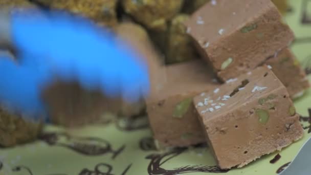 Escuela de panadería, mujer tomando sabroso praliné con nueces, dulces hechos a mano, comida — Vídeos de Stock