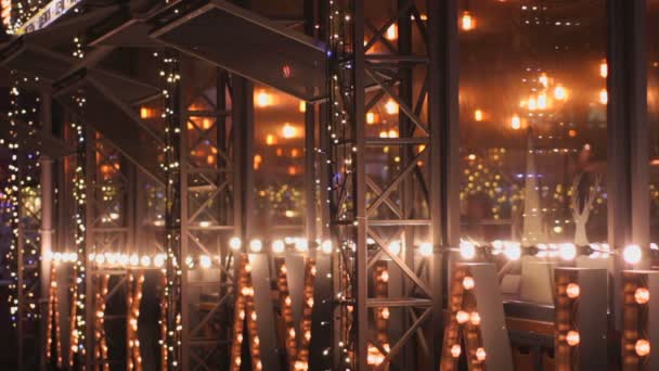 Ambiente de Navidad, hermosa iluminación led en la fachada de la cafetería, decoración navideña — Vídeos de Stock