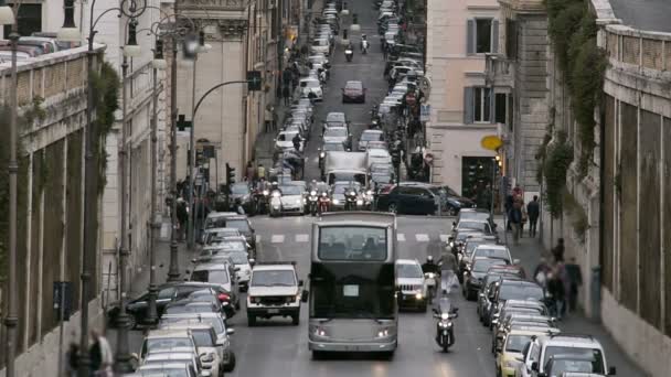 Gezi otobüsü, motosiklet ve araba dar sokak, ulaşım sürüş — Stok video