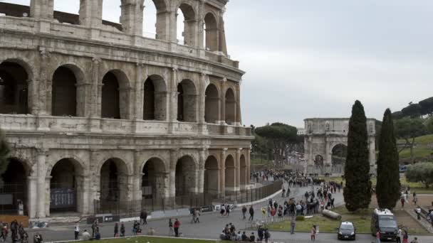 Mnoho turistů chůzi poblíž Amfiteátr Koloseum v Římě, Itálie. Památky — Stock video