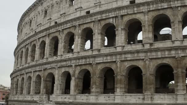 Coliseo, antiguo anfiteatro en el corazón de Italia, atracción mundialmente famosa — Vídeos de Stock