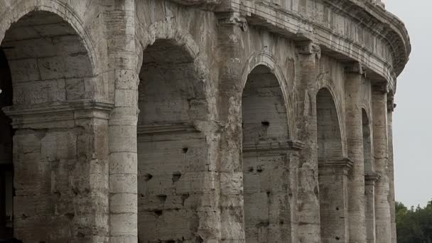 Colunas do Coliseu, ruínas antigas do famoso anfiteatro de Roma, arquitetura — Vídeo de Stock
