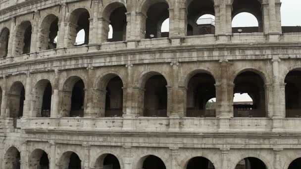 Colosseum amfitheater, gevel van grote antieke gebouw, sightseeing, tourism — Stockvideo