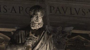 Ünlü Saint Peter İtalyan Rönesans Church yakınındaki Mermer heykel görüntüleyin