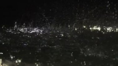 Yere düşen yağmur damlaları, su, sağanak şehirde, zaman akşam.