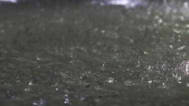 Yaz şiddetli yağmur, yağmur damlaları karşı açık hava Havuzu, su sıçramasına ağır çekim