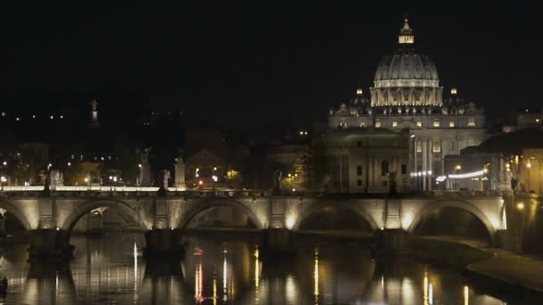 Basílica de São Pedro no Vaticano, bela vista sobre a ponte, paisagem urbana à noite — Vídeo de Stock