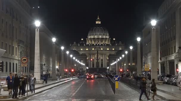 РИМ, ИТАЛИЯ - CIRCA MARCH 2016: Люди на улице. Гид и туристы, переходящие улицу возле базилики Святого Петра, вечерняя экскурсия — стоковое видео