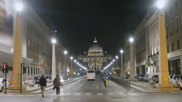 Via della Conciliazione street and Saint Peter 's Basilica in Vatican, paisaje urbano — Vídeo de stock