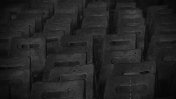 Salão abandonado com fileiras de cadeiras vazias, comemoração das vítimas do Holocausto — Vídeo de Stock