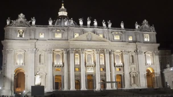 Vista sobre la hermosa Basílica de San Pedro por la noche, buen lugar para la oración, el turismo — Vídeos de Stock