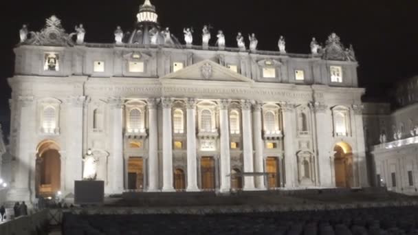 Palco e assentos perto da bela igreja de São Pedro no Vaticano, atração turística — Vídeo de Stock