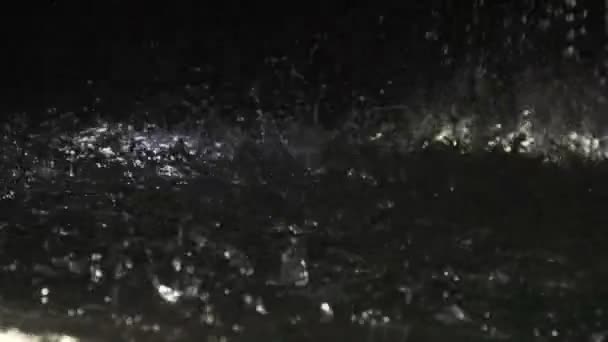 Проливные дожди, брызги воды в лужах, стихийное бедствие, замедленное движение — стоковое видео