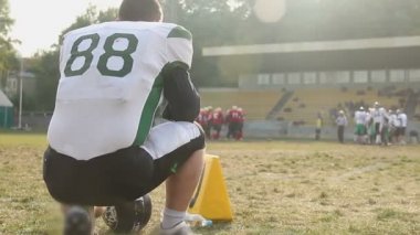 Futbolcu kenardan oyun izlerken, pozisyonlar alan takımlar, slow-mo