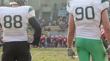 Gridiron oyuncular sahada top için aktif mücadele izlerken, Amerikan futbolu oyunu