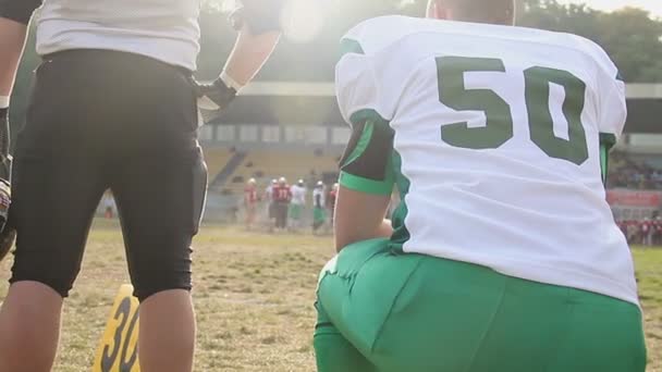 Joueurs de réserve regardant le match de football amateur sur le terrain, les équipes de soutien — Video