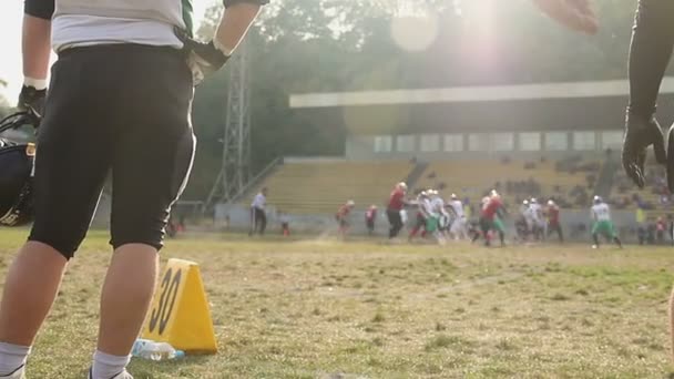 Amerikanska fotbollsspelare kämpar för bollen på fältet, aktiv fritid för män — Stockvideo